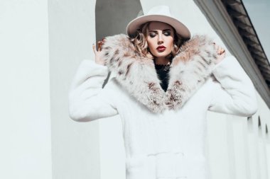 güzel sarışın Bayan