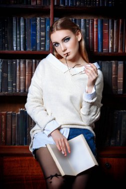 Genç akıllı kütüphaneci.