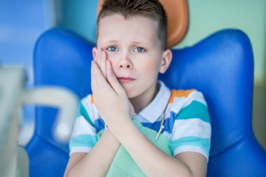 sinirli genç çocuk