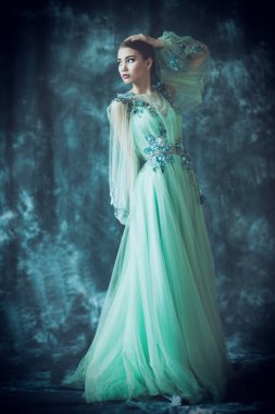 turkuaz elbiseli büyüleyici bayan