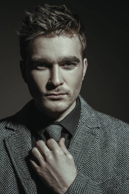 Yakışıklı genç adam.