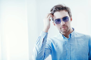 adam için moda gözlük