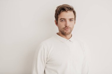 Beyaz arka planda beyaz