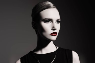 Kırmızı dudaklar üzerinde soluk yüz