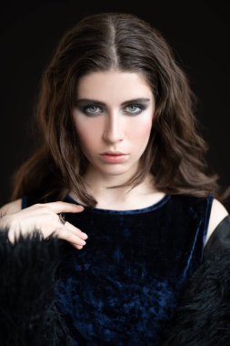 karanlık kıyafetler kadın