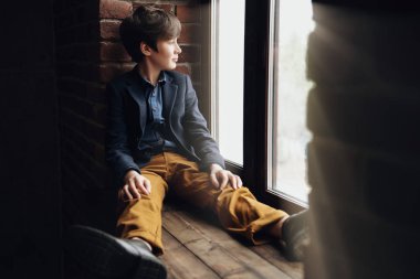 pencere üzerinde çocuk