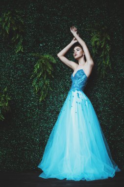 Açık mavi elbiseli gizemli bayan