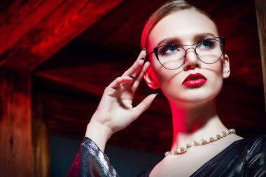 Kendinden emin genç bir kadın.