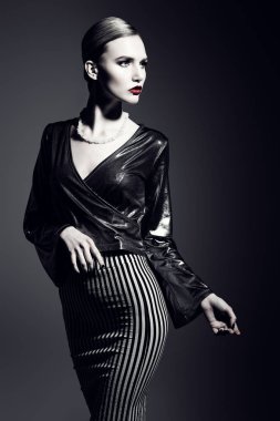 Lüks sarışın poz