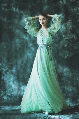 özel resepsiyon için kıyafetler