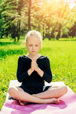 lotus pozisyonunda çocuk