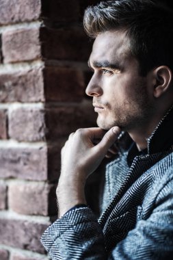 Düşünceli genç adam.