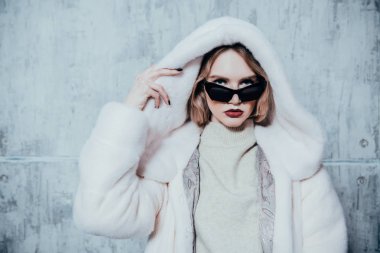 Kapüşonlu beyaz kürk