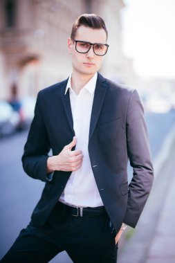 Akıllı bir genç adam