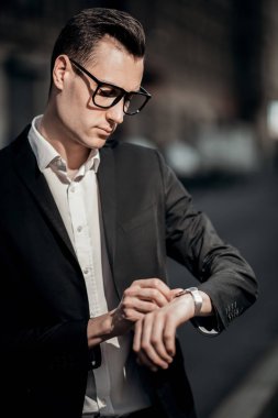 çekici meşgul adam