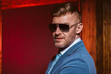 klasik takım elbiseli çekici adam