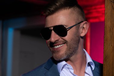 gülümseyen yakışıklı adam