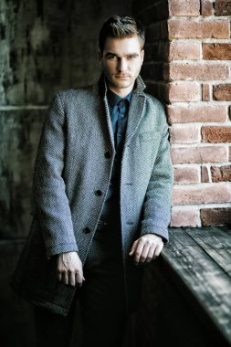 düşünceli yakışıklı adam