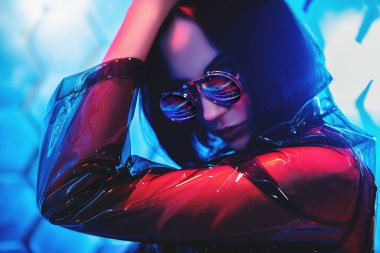 Gelecekten gelen kadın