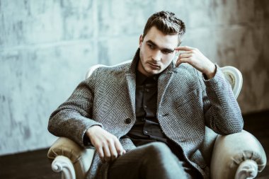 düşünceli şık adam