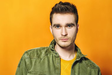 Yakışıklı genç adam.