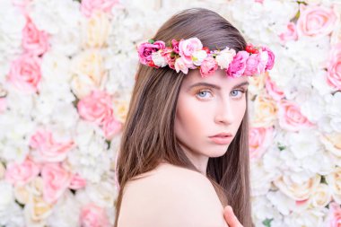 narin çiçeklerle çevrili