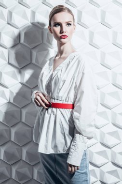 çekici genç bir kadın