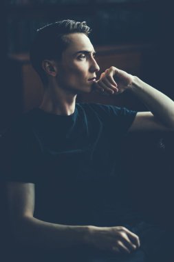 dalgın genç adam