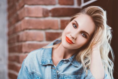 gülümseyen genç bayan