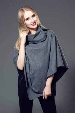 gülümseyen genç bayan