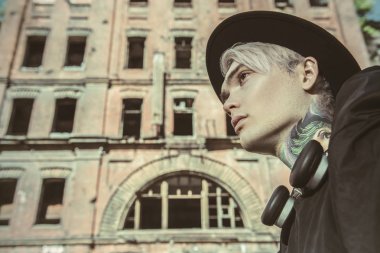 sarışın genç adam