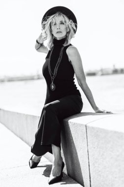 nehir kenarında bayan