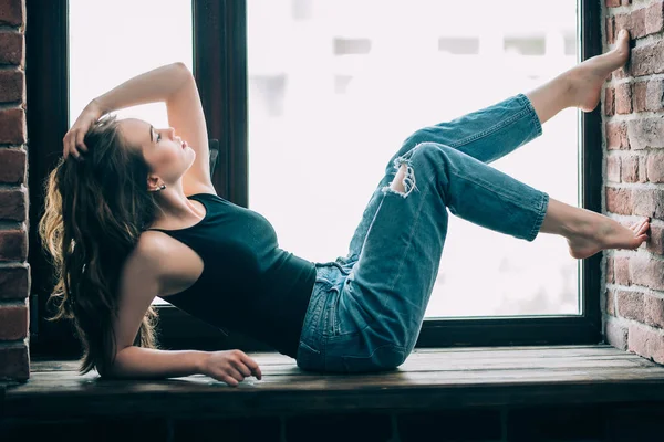 Kadın pencere üzerinde