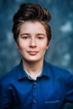 kendine güvenen yakışıklı çocuk