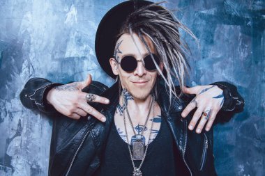 şık punk adam