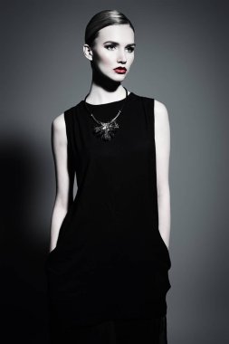 Kendine güvenen sarışın Bayan