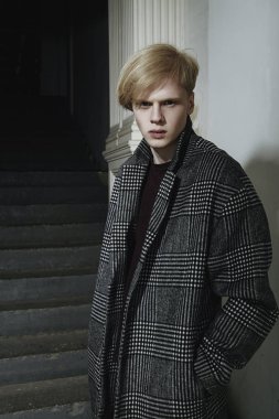 Yakışıklı genç adam.