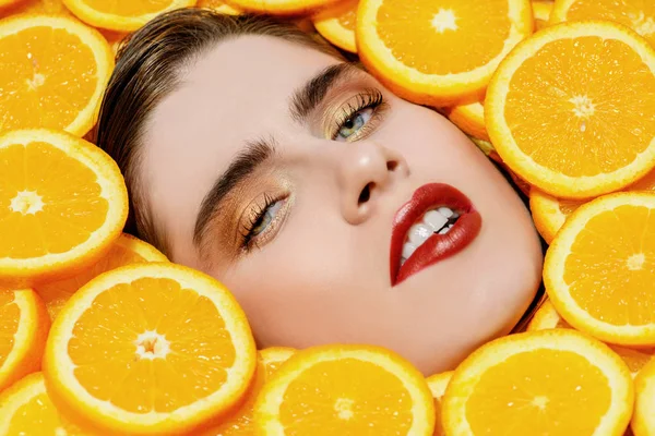 látszó narancs nő