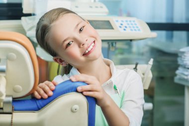 gülümseyen sağlıklı kız