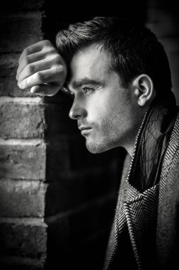 Düşünceli genç adam.
