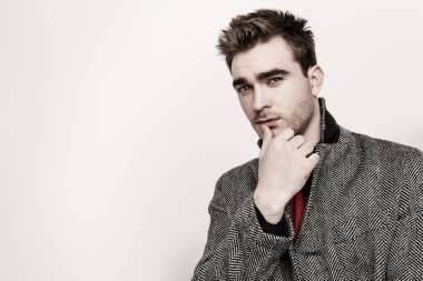 Yakışıklı genç adam.