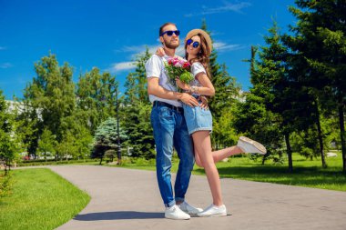 mutlu genç insanlar