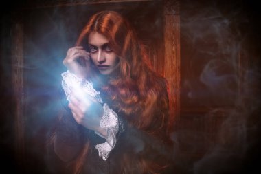 korkutucu kızıl saçlı cadı