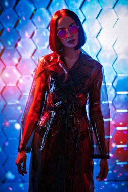 Gelecekten gelen kadın