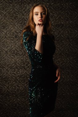 göz alıcı gece elbisesi