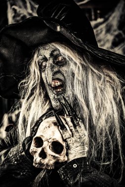 Cadı holding kafatası