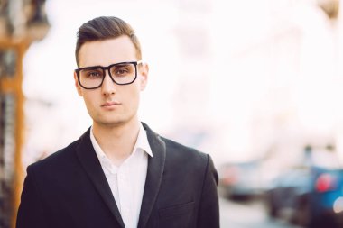 iyi görünümlü genç adam