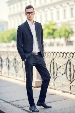 başarılı yakışıklı adam