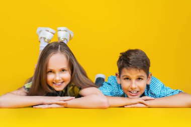 birlikte genç çocuklar