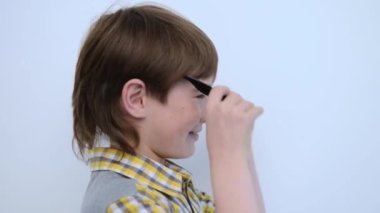 gülümseyen memnun çocuk